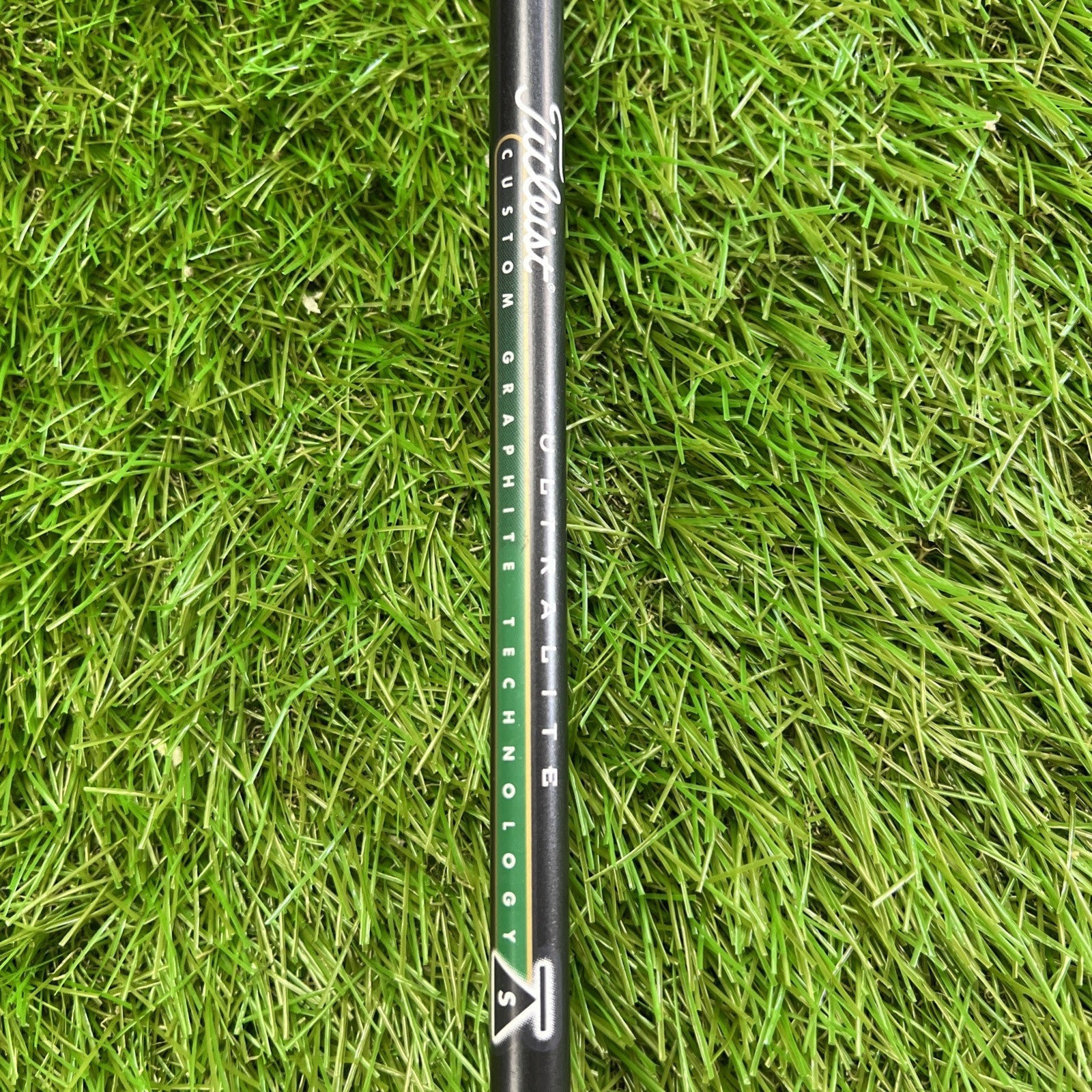 Titleist 975D Titanium Driver 10.5° RH Ultra Lite Stiff Flex Shaft 45"
