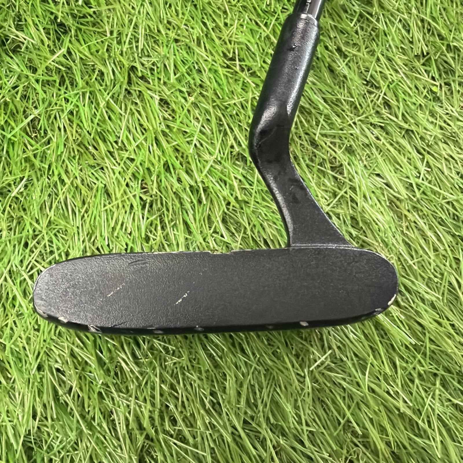 Alien Tutch Mallet Putter RH Acculite Shaft 36"