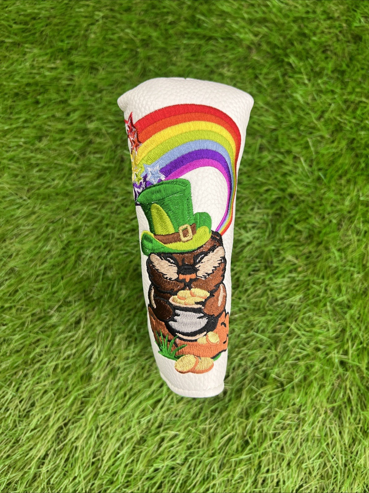Hole 9 Design White Lucky Blade Putter Headcover Magnetic Closure